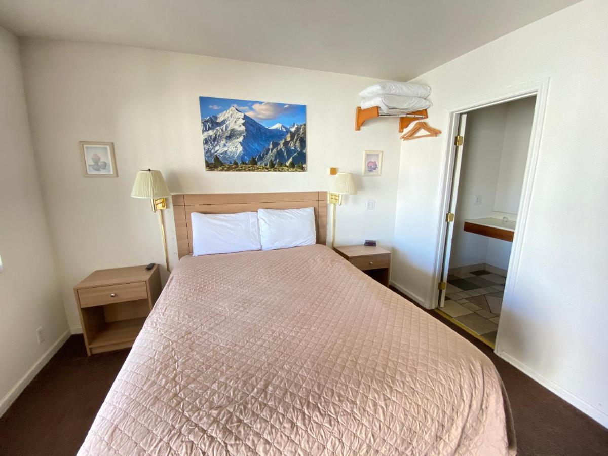 Bristlecone Motel Big Pine Bagian luar foto